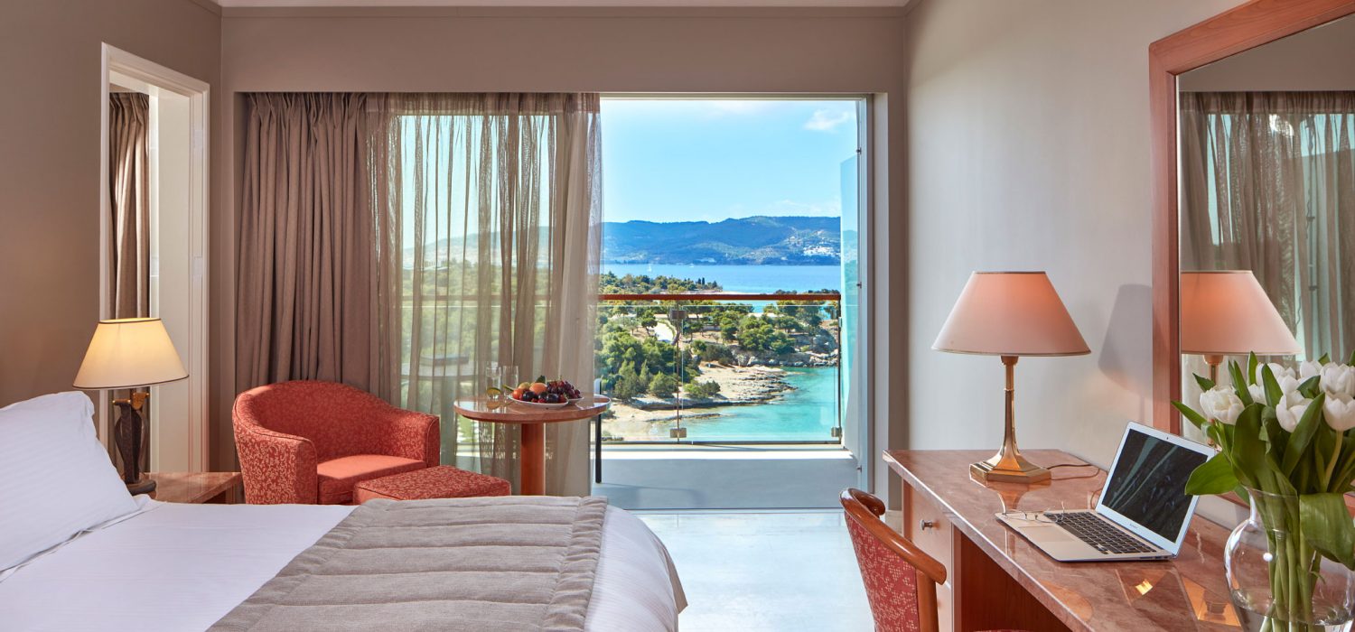 ΔΙΑΜΟΝΗ Το AKS Hinitsa Bay στην Πελοπόννησο είναι ιδανικά τοποθετημένο σε έναν ήσυχο και κατα-πράσινο κόλπο.