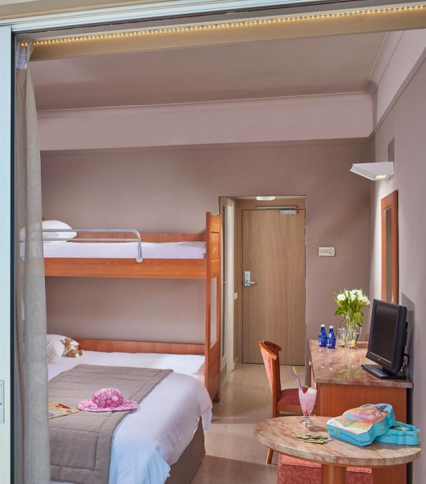 AKS Hinitsa Bay Hotel Οικογενειακό δωμάτιο με κουκέτα και θέα βουνό
